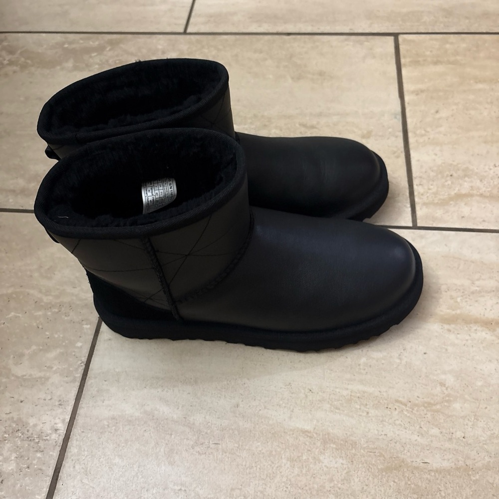UGG CLASSIC MINI PEARLIZED LEATHER BLACK SHEEPSKIN WOMEN'S BOOTS SIZE US 9 - Picture 13 of 15